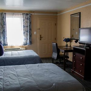 Queen Room Two Queen Beds Smoking